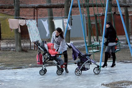 Photo de mamans promenant leurs enfants sur les places de jeux.