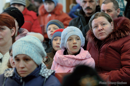 Photo des familles assistant à la réunion dans la salle des fêtes de Novozybkov.