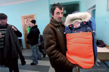Photo d'un père tenant un enfant dans ses bébé, dans la salle d'attente de l'hôpital de Novozybkov.