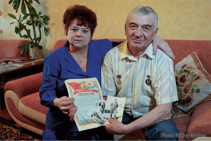 Photo de Grigoriy et de sa femme Nina, tenant le diplôme de liquidateur, remis les autorités de l'URSS.