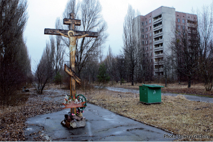 Photo d'une croix orthodoxe à l'entrée de Prypiat.