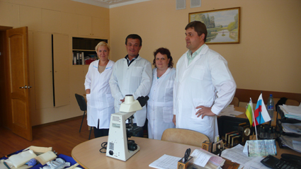 Photo avec le Docteur Bury et son équipe, ravis par l'arrivée nouveau microscope